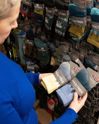 Haben Sie schon einmal von der amerikanischen Marke DARN TOUGH gehört? Wir haben tolle gemusterte Socken von dieser Marke,...